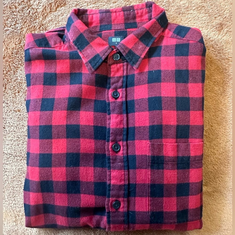 Uniqlo red and black lumbar jack flannel. Mens Size small